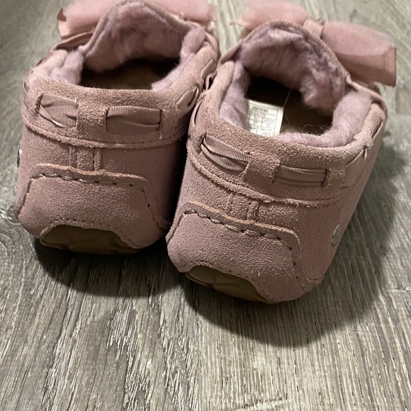 UGG Dakota Kids Pink Slippers size 6 - Picture 5 of 7